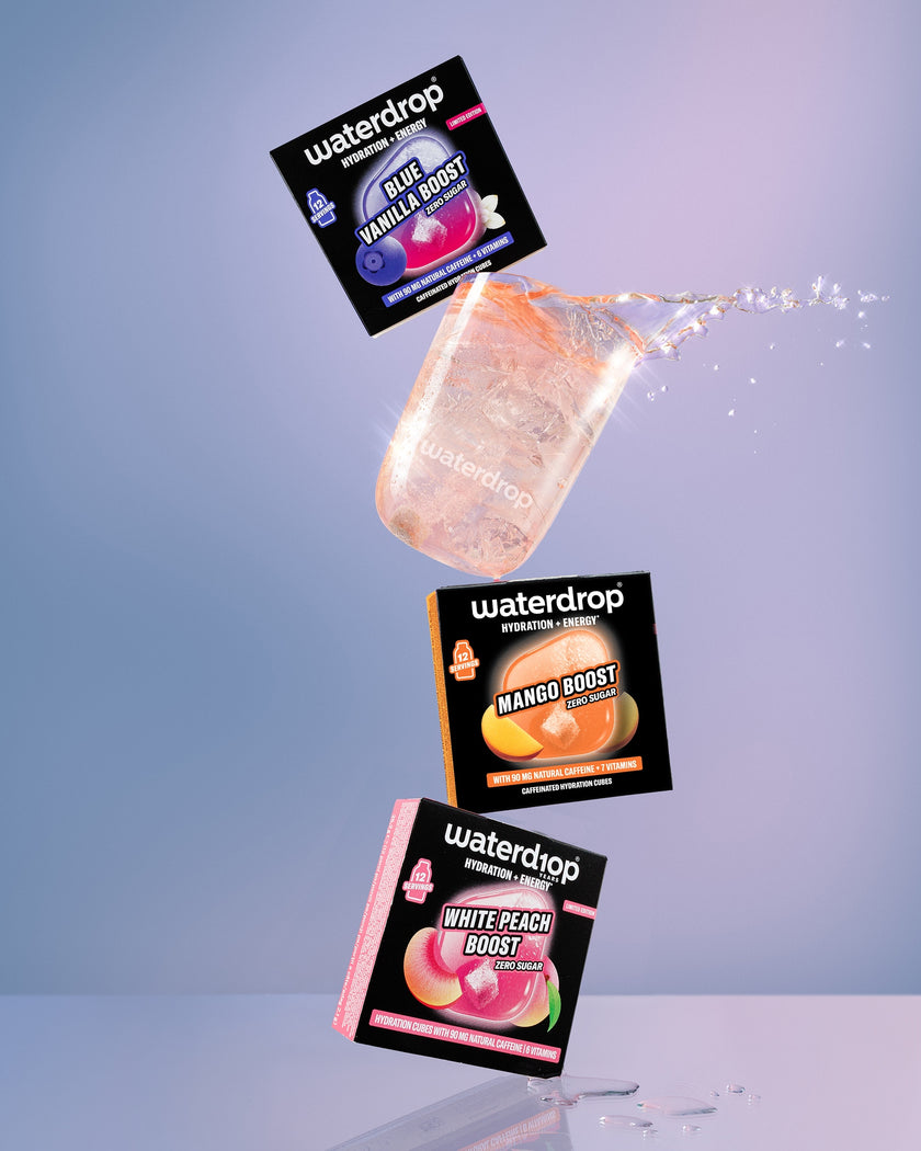 Plutajući Waterdrop Boost kesice u vazduhu iznad plavog gradijentnog pozadinskog.