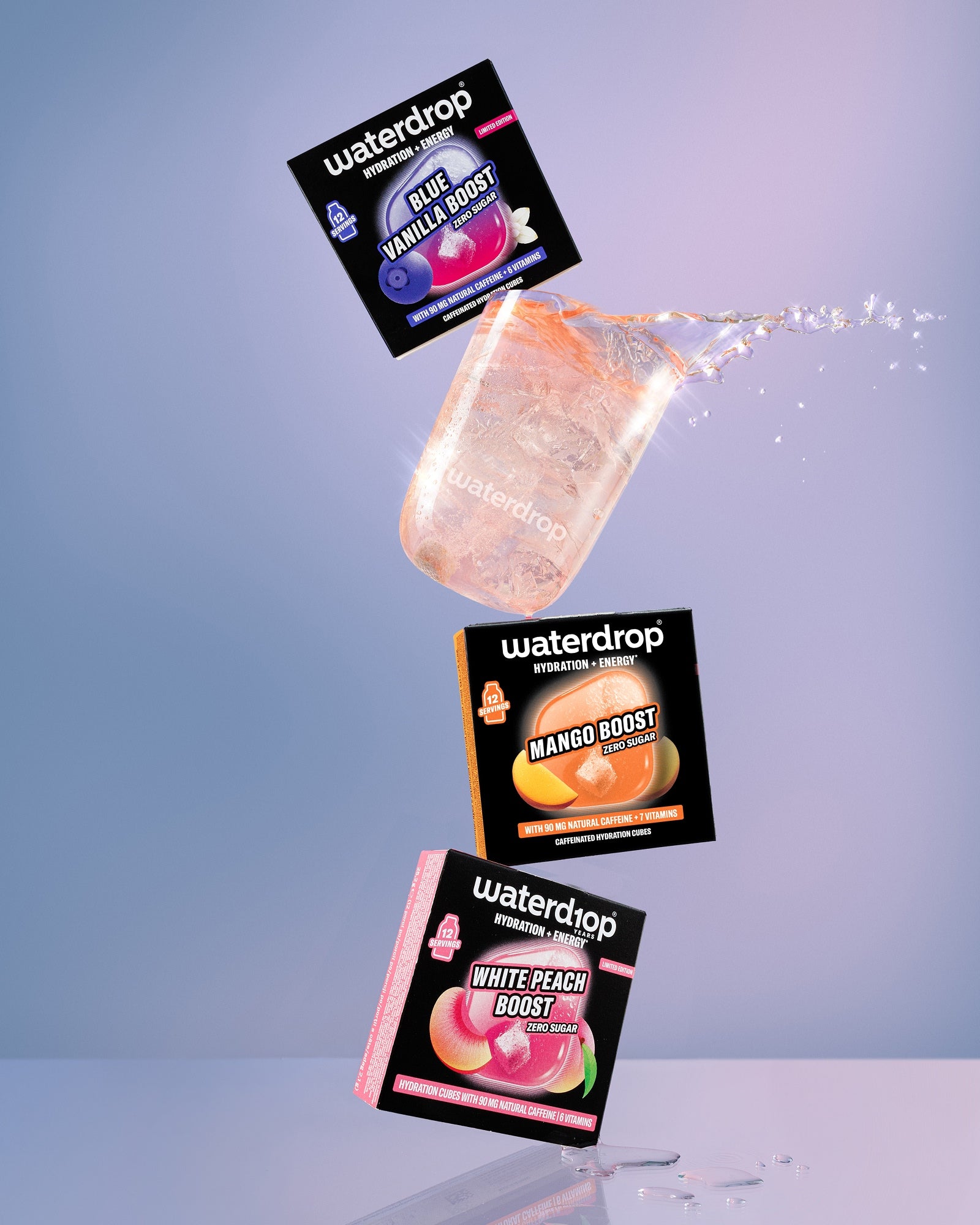 Plutajući Waterdrop Boost kesice u vazduhu iznad plavog gradijentnog pozadinskog.